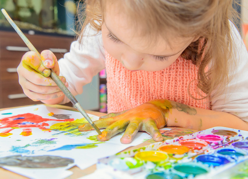 Ребенок рисует красками